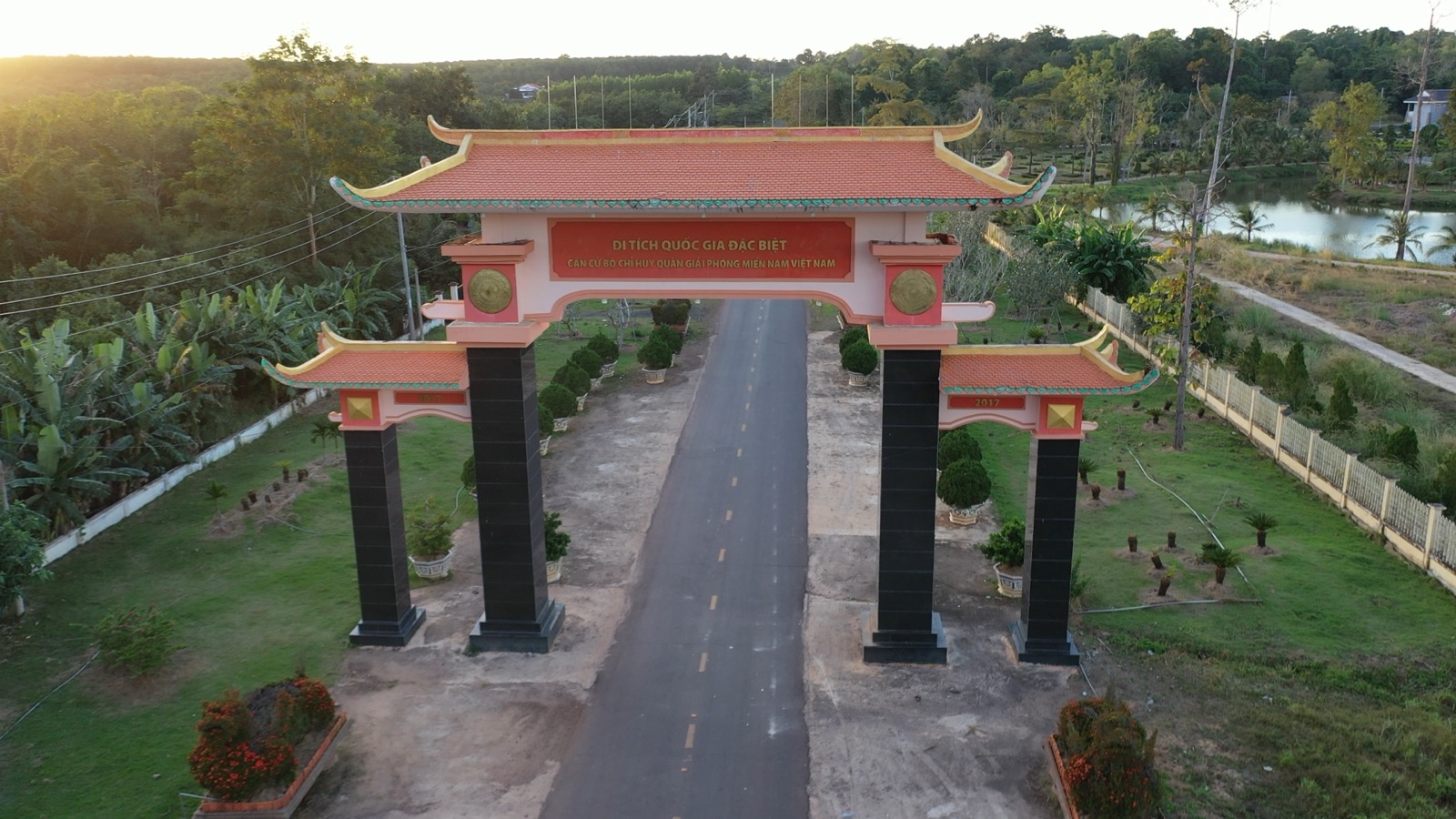 Cổng vào Khu di tích quốc gia đặc biệt Căn cứ Bộ Chỉ huy Miền Tà Thiết.